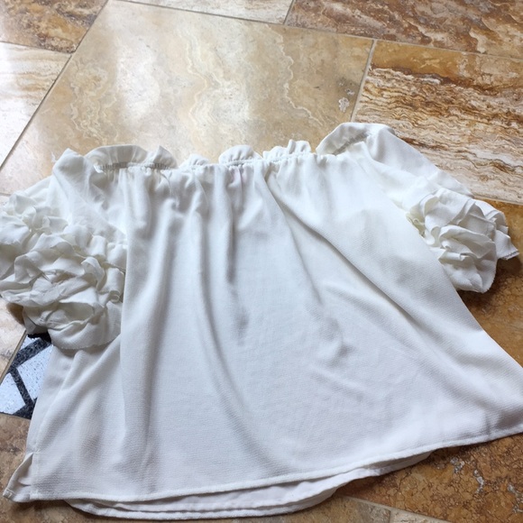 Vince Camuto off the shoulder ruffle/white texture - Picture 8 of 8